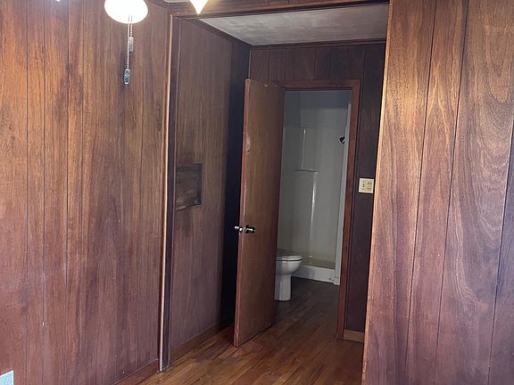 4th image of 300 N Burleson St