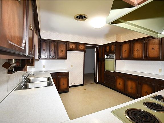3rd image of 527 Wimbledon Blvd
