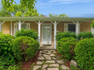 15 Edgewood Dr, Streamwood, IL 60107