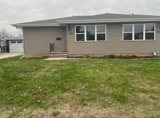 Cute side by side duplex, Cedar Rapids, IA 52404