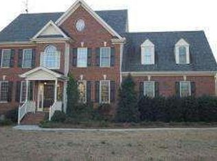 6105 Heatherstone Dr, Raleigh, NC 27606