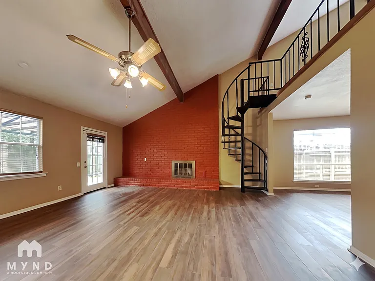 2103 Woodland Springs St — Photo 2