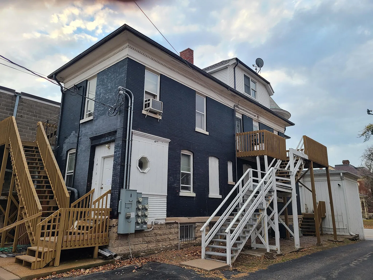 1415 Brady St — Photo 2