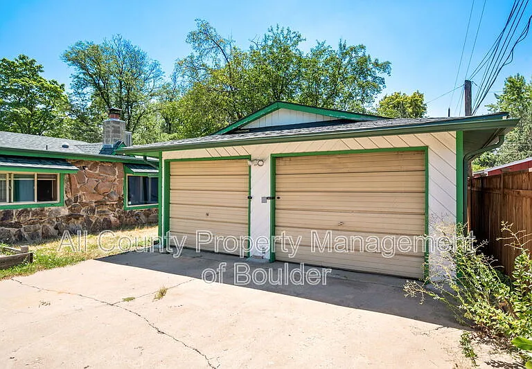 701 S Miller Ave — Photo 1