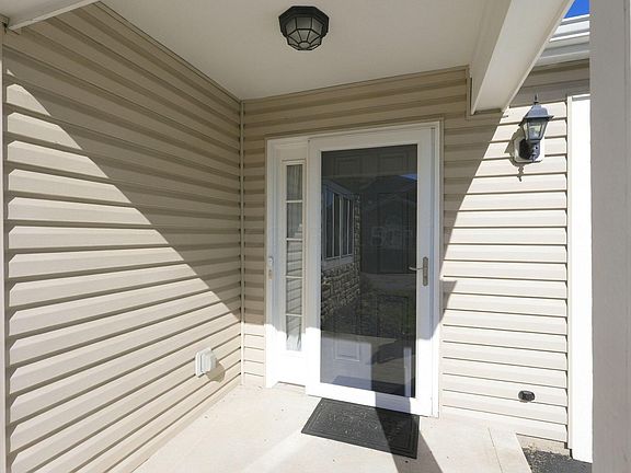 4th image of 963 Governors Cir