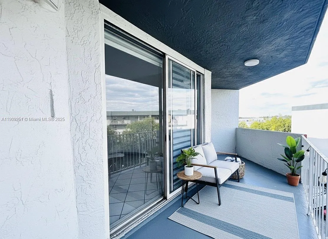 Building Photo - 1750 W 46th St #535