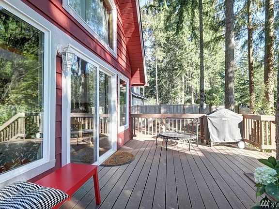 Attractive front deck at the front of the home. 