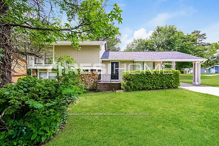 3011 Woodfield Dr