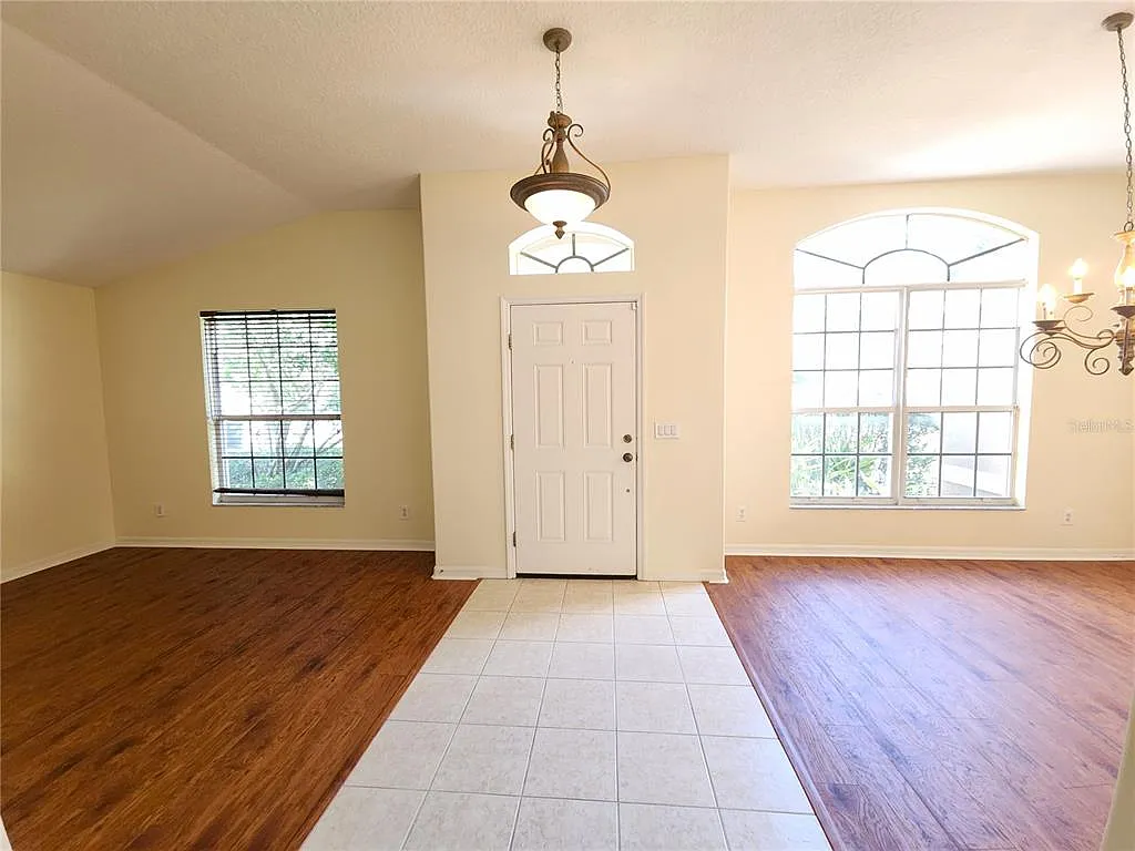 Building Photo - Golden Elm Dr