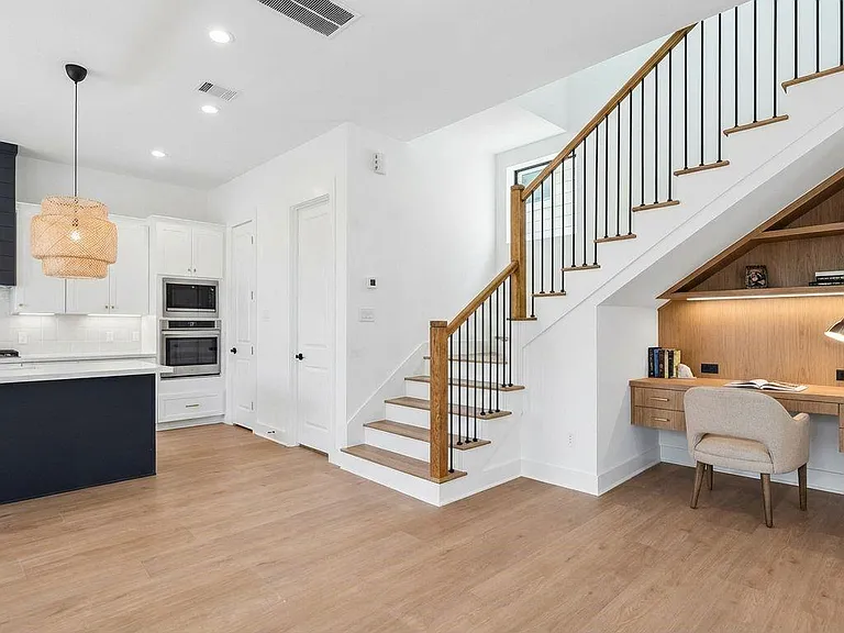 1325 W 22nd St — Photo 5