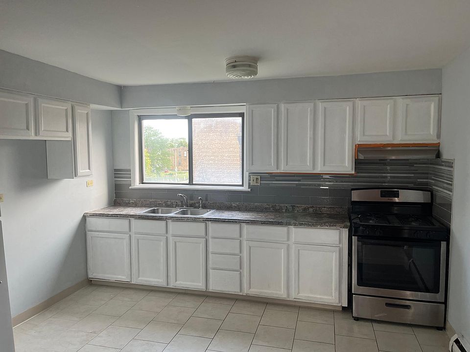 1st image of 118 N Waller Ave