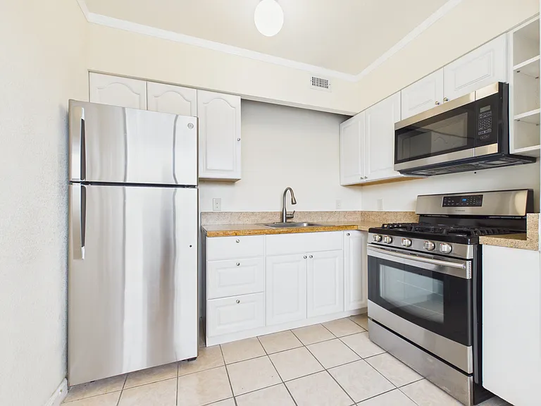 500 Glenwood Cir #233 — Photo 3