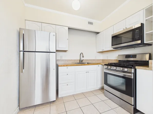 500 Glenwood Cir, Monterey, CA