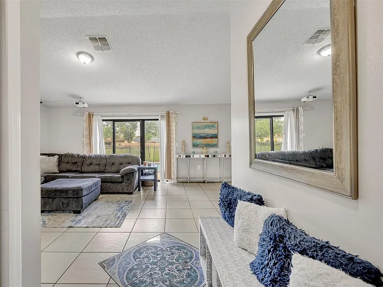 832 Valnera Ct — Photo 3