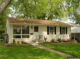 7666 Lakeview Dr, Omaha, NE 68127