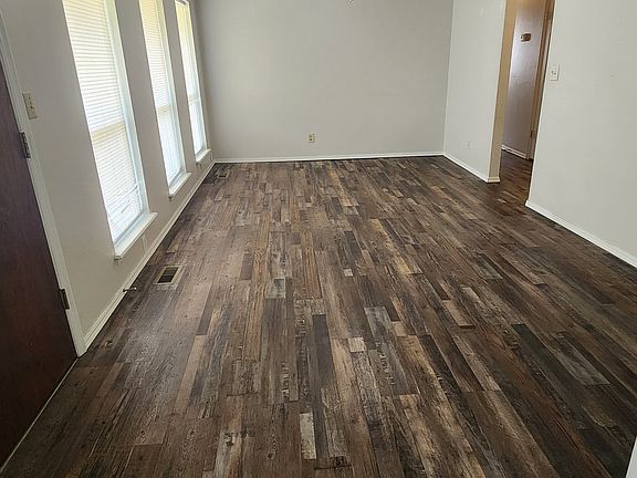 3rd image of 1124 W School Ct