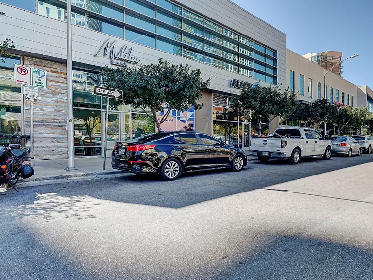 Walking distance retail - Malibu, Flex Feet, Trader Joe's street view