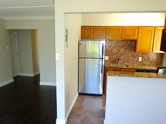 3rd image of 1470 Ivy St #21