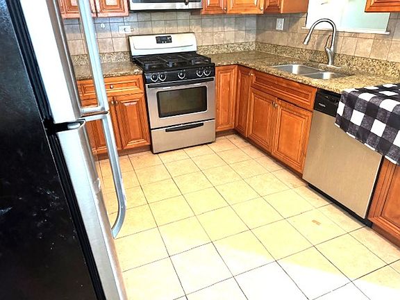 5th image of 16706 Elm St