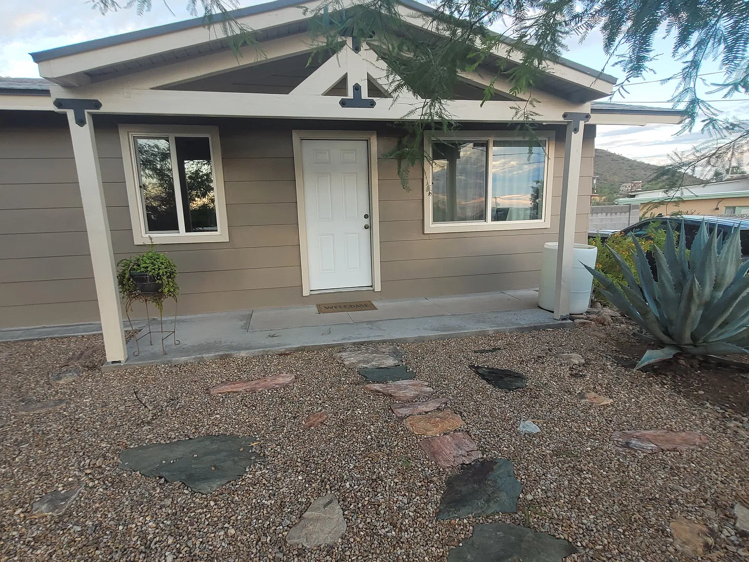 3 bed, 1000 sqft, $2,100 — Photo 1