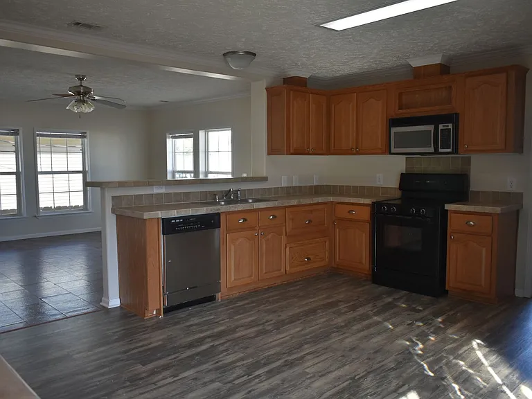 111 W Putnam St — Photo 5