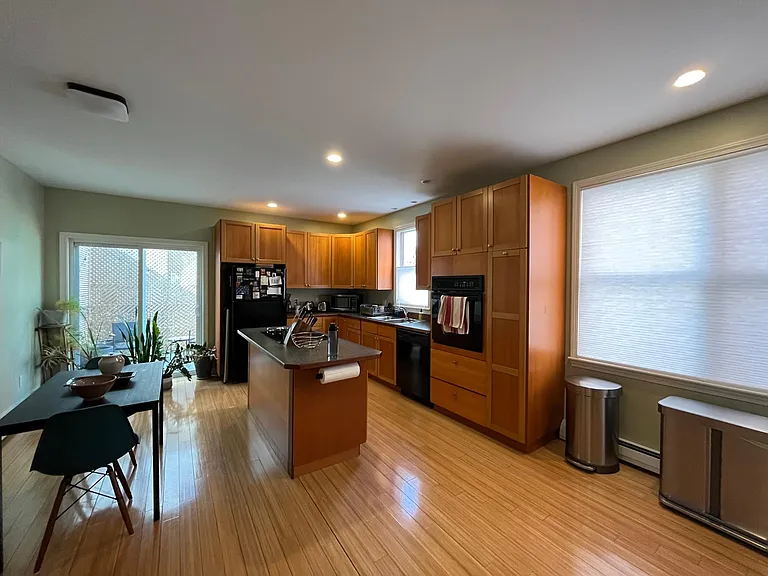 52 Maple St — Photo 2