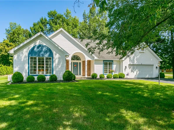 2 Glen Valley Dr, Penfield, NY 14526