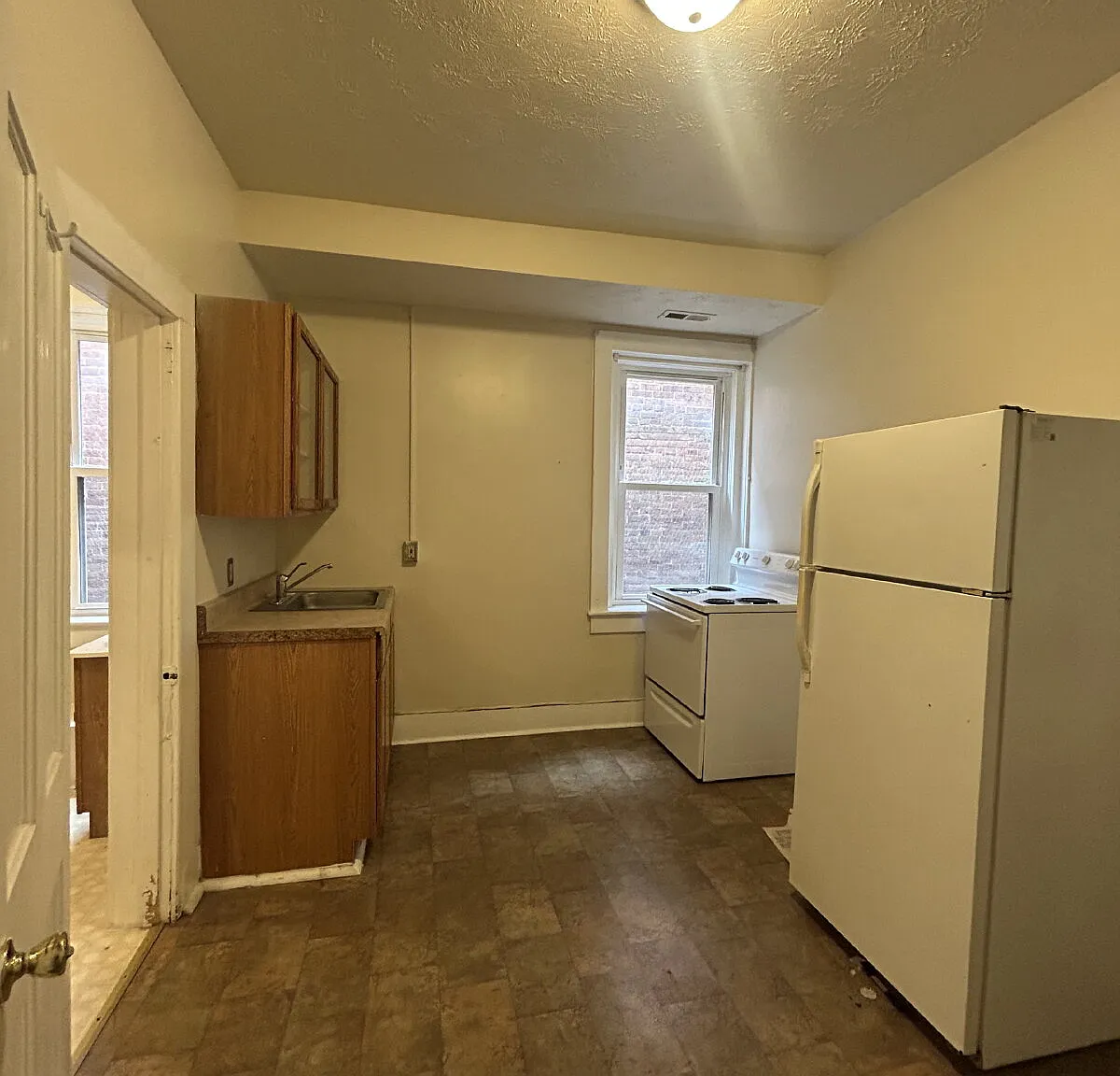 1 bed, 1.0 bath, 700 sqft, $1,050 — Photo 3