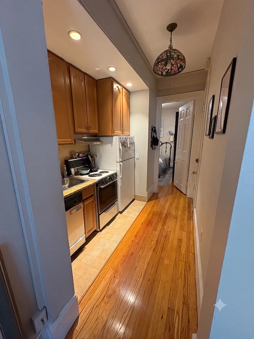 Classic Back Bay Apartment with Roof Top Views — Photo 4