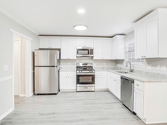 4th image of 910 Cobb Place Manor Dr