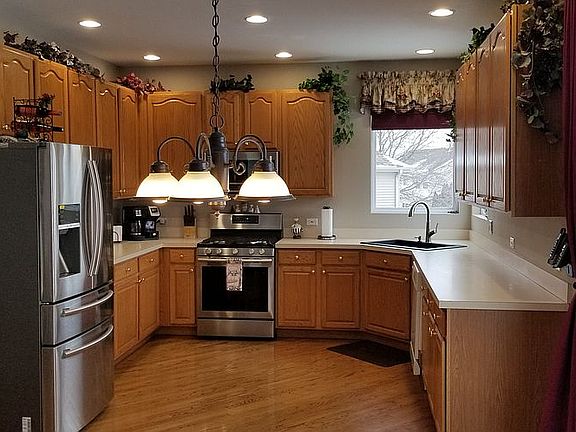 Kitchen w/canister lighting