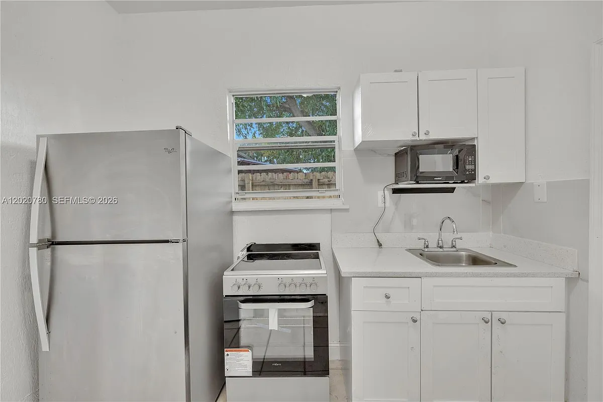 Building Photo - 536 NW 25th Ave #C