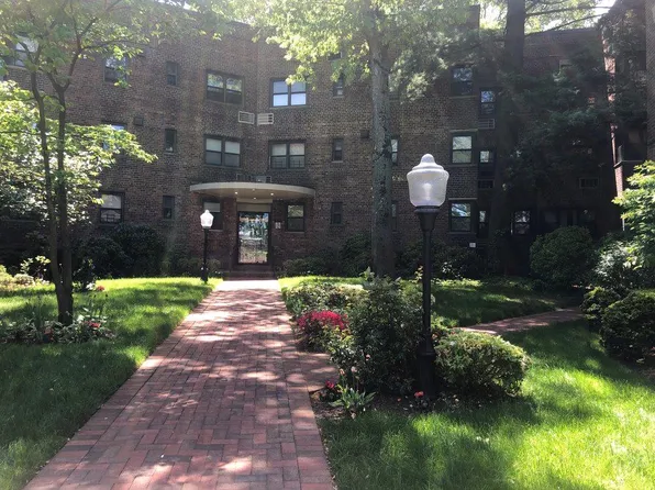 50 Brompton Road #1T, Great Neck, NY 11021