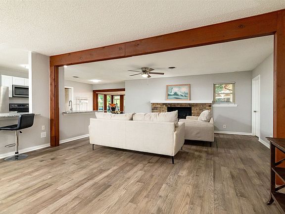 5th image of 637 Post Oak Dr