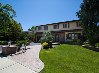 47 Winthrop Dr, Woodbury, NY 11797