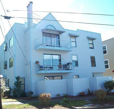 Comtemporay Building on Corner Lot with 5 units