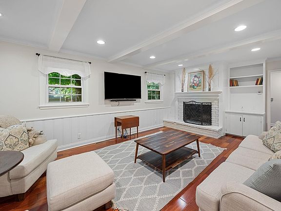 5th image of 3726 Capilano Dr