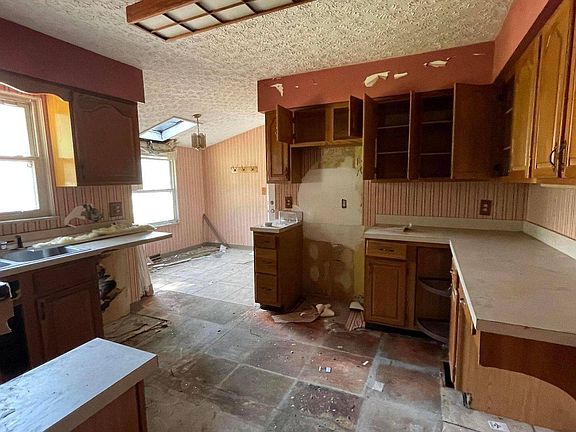 4th image of 5416 York Ln N