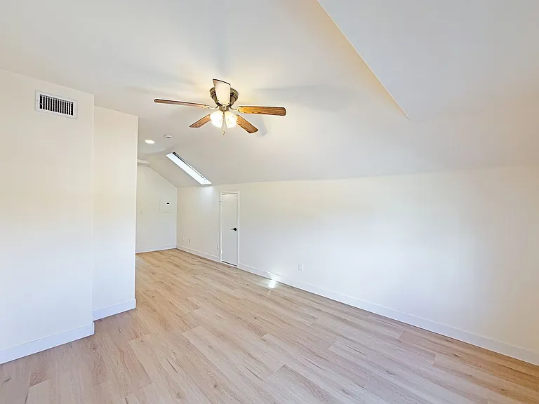 SD: Bright 2BD/2BA Unit in University Heights with A/C, In-Unit Laundry & 1 Reserved Parking — Photo 13