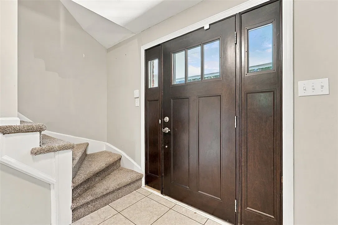 4 bed, 2.5 bath, 2400 sqft, $3,500 — Photo 3