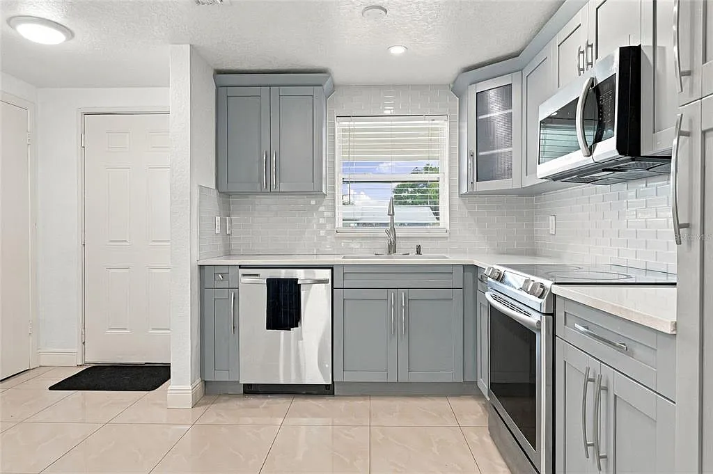 3 bed, 2.0 bath, 1080 sqft, $2,300 — Photo 4