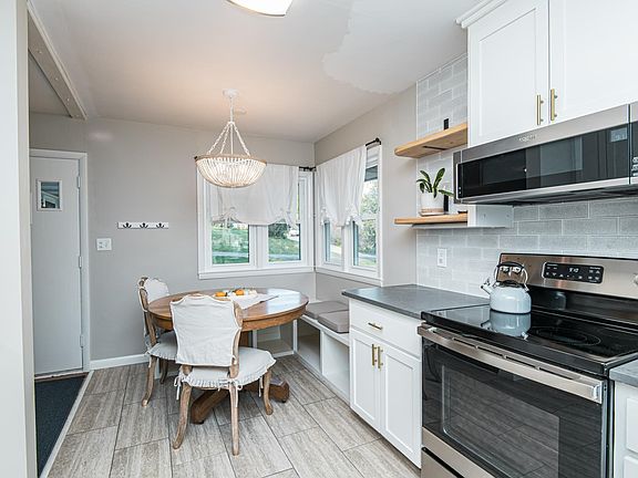Breakfast area, bench seating for 6+