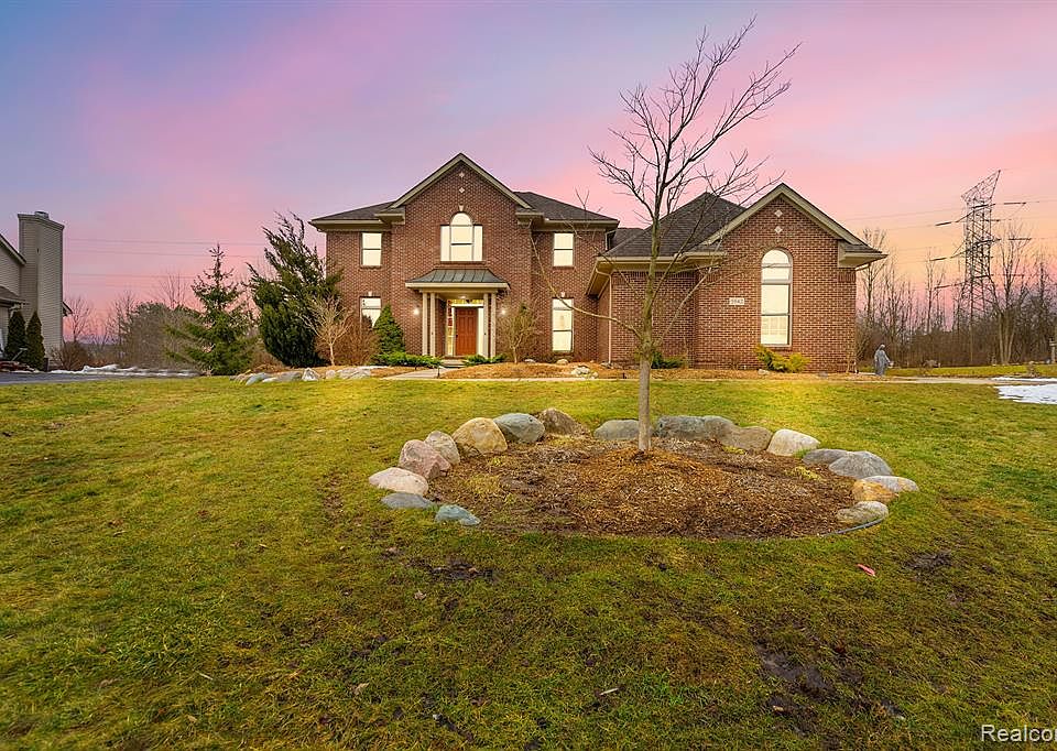 5942 Scott Cir, Clarkston, MI 48348 Zillow