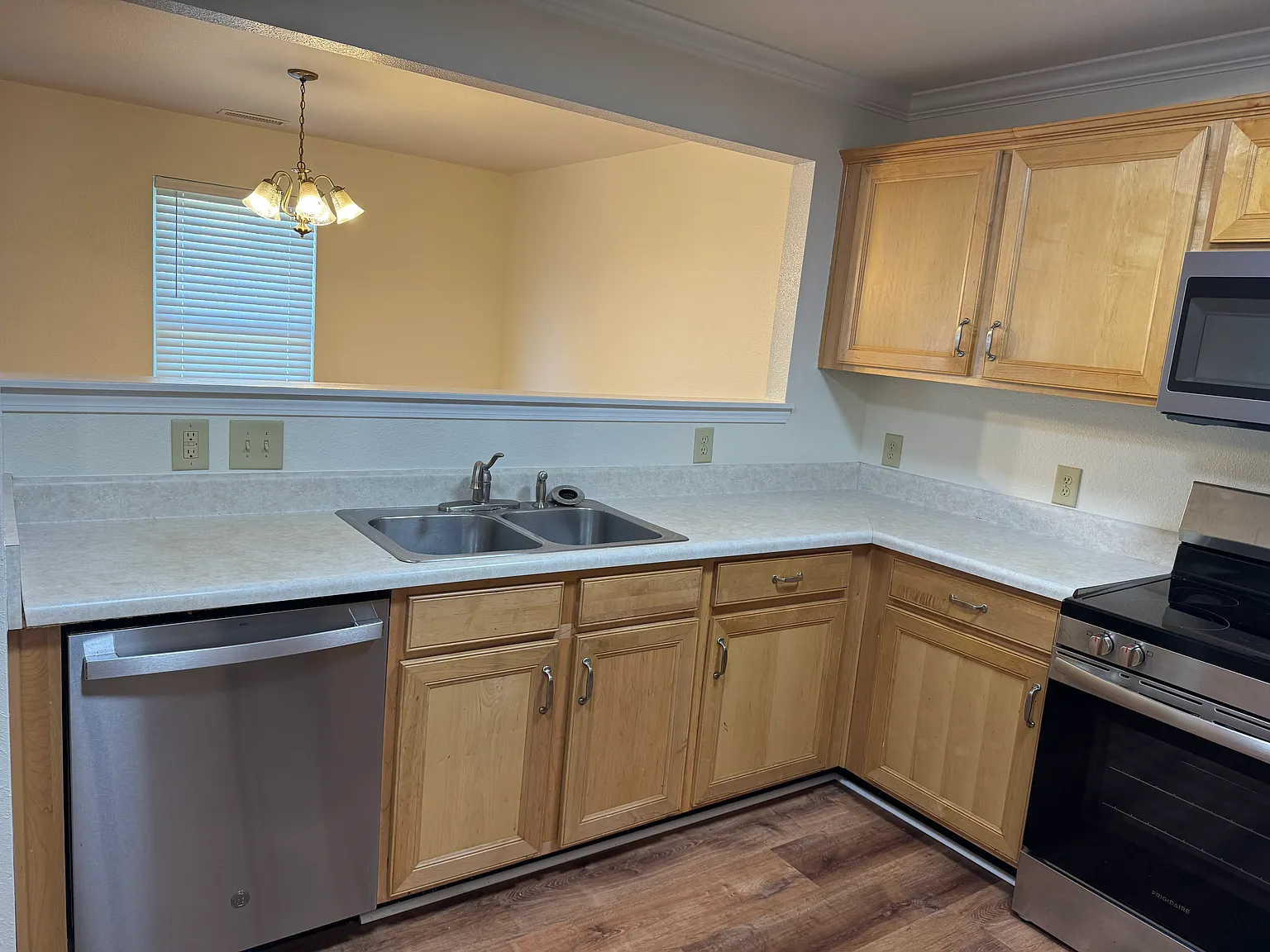 4 bed, 2.5 bath, 2388 sqft, $2,100 — Photo 3