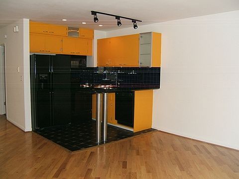 4th image of 831 2nd St APT 3