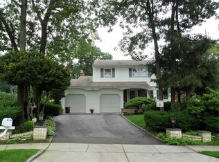 15 Belinda Ct, Smithtown, NY 11787