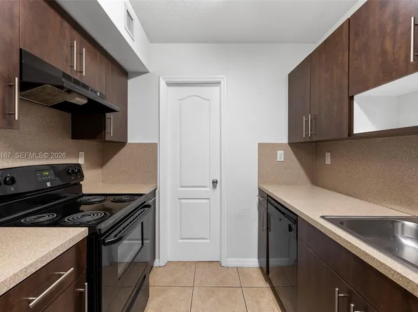 13 S Royal Poinciana Blvd APT 8, Miami, FL 33166