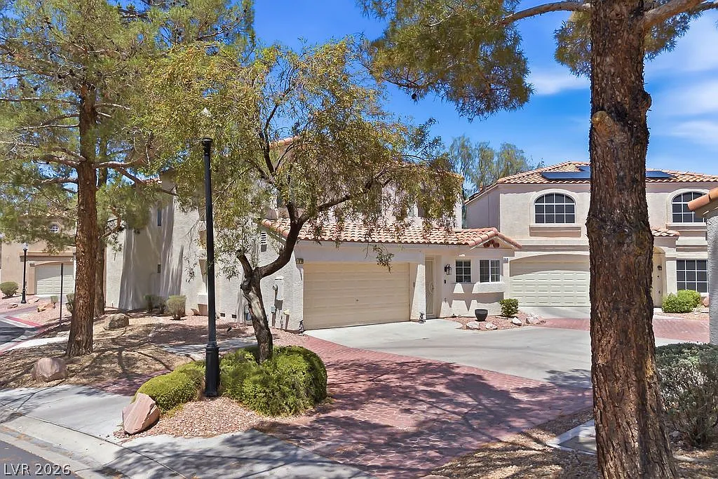 3 bed, 2.5 bath, 1400 sqft, $2,300 — Photo 3