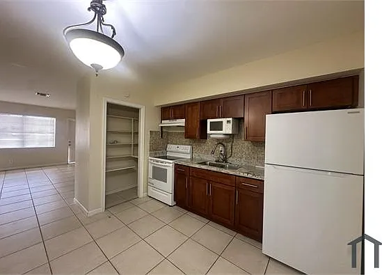 2824 N Dixie Hwy — Photo 3