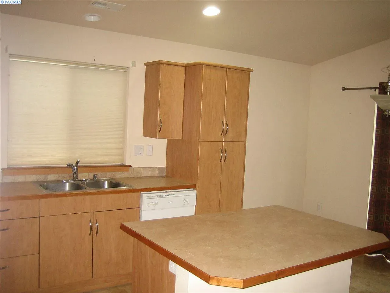 3 bed, 1313 sqft, $2,100 — Photo 4